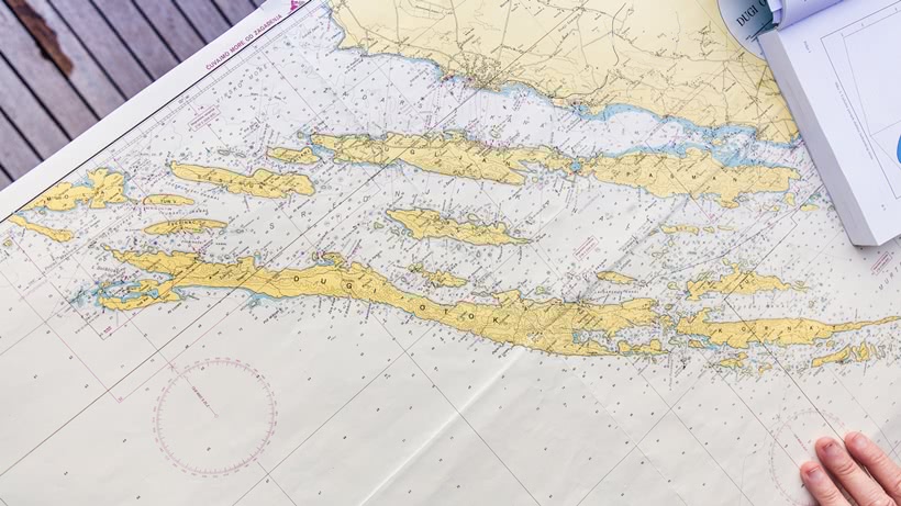 Die Seekarte der Kvarner Bucht liegt ausgebreitet auf dem Tisch