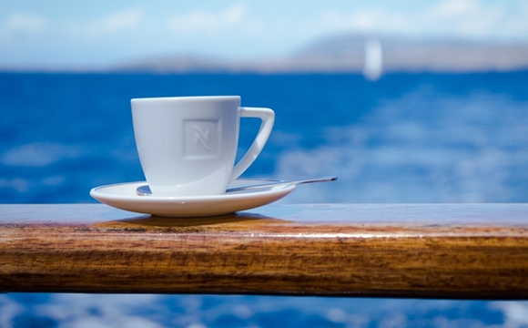 Nahaufnahme einer Kaffetasse auf einer Schiffsreling