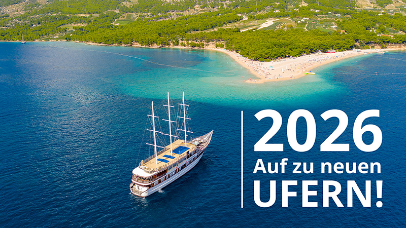 Ein Dreimastmotorsegler fährt auf das goldene Horn der Insel Brac zu. Der Slogan: 2026.Auf zu neuen Ufern!