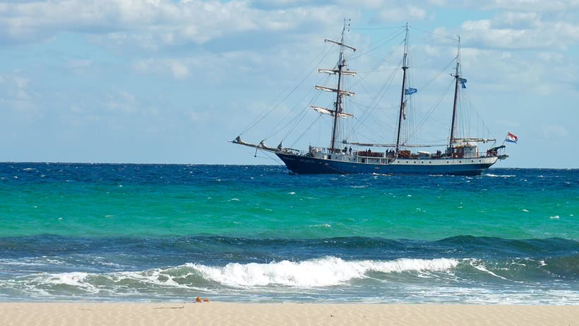 Großsegler Atlantis vom Strand aus fotografiert