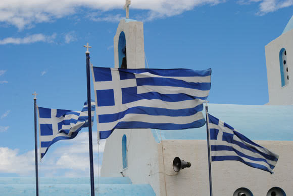 griechsch-orthodoxe Kirche mit griechischen Flaggen