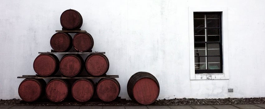 Whiskyfässer in Schottland