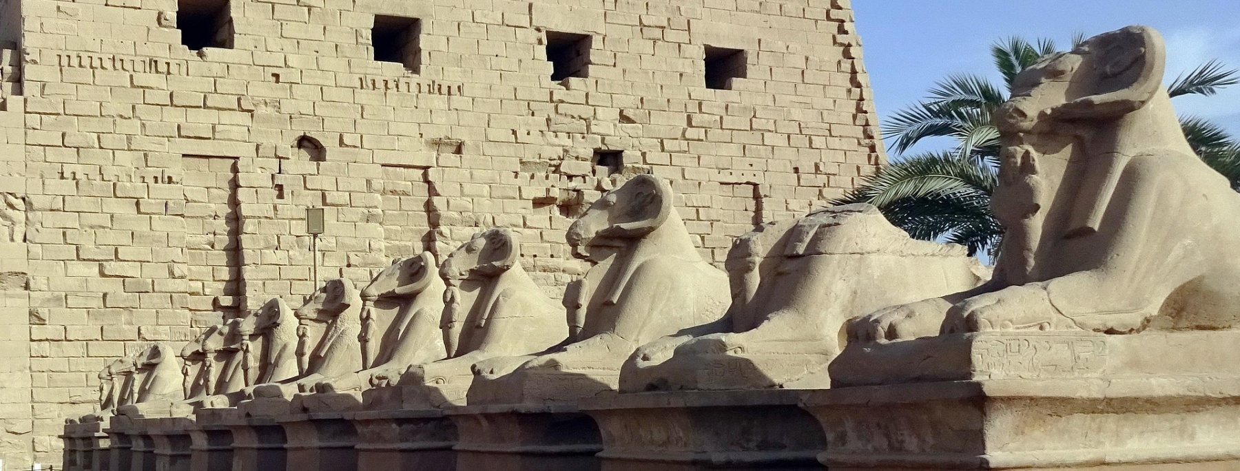 Statuen in der Tempelanlage Karnak