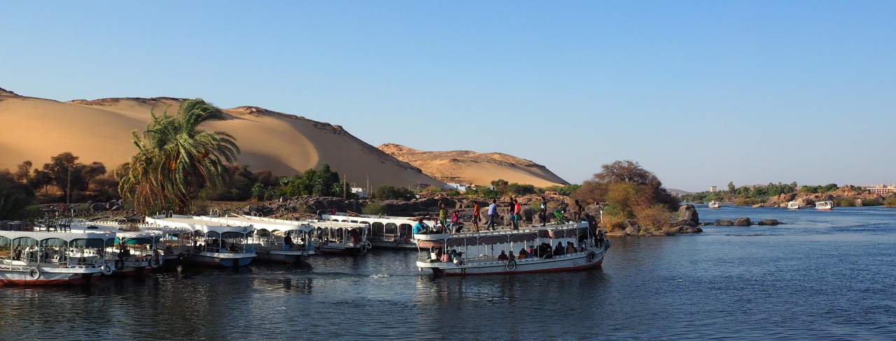 Boote auf dem Nil vor Sanddünen