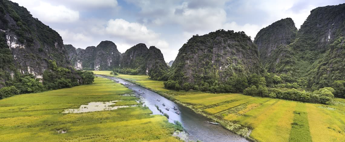 Flusslandschaft in Nordvietnam. Trockene Ha Long Bucht