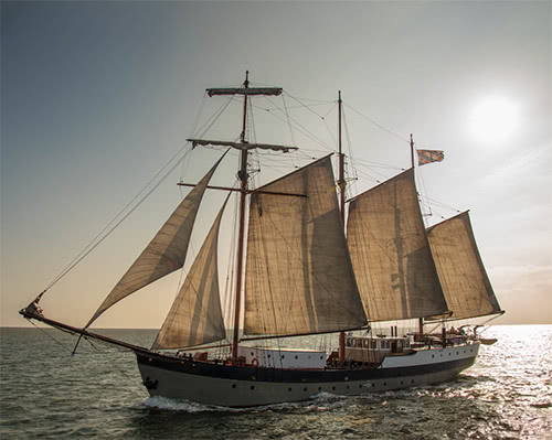 Großsegler Leafde fan Fryslan mit gesetzten Segeln im Abendlicht