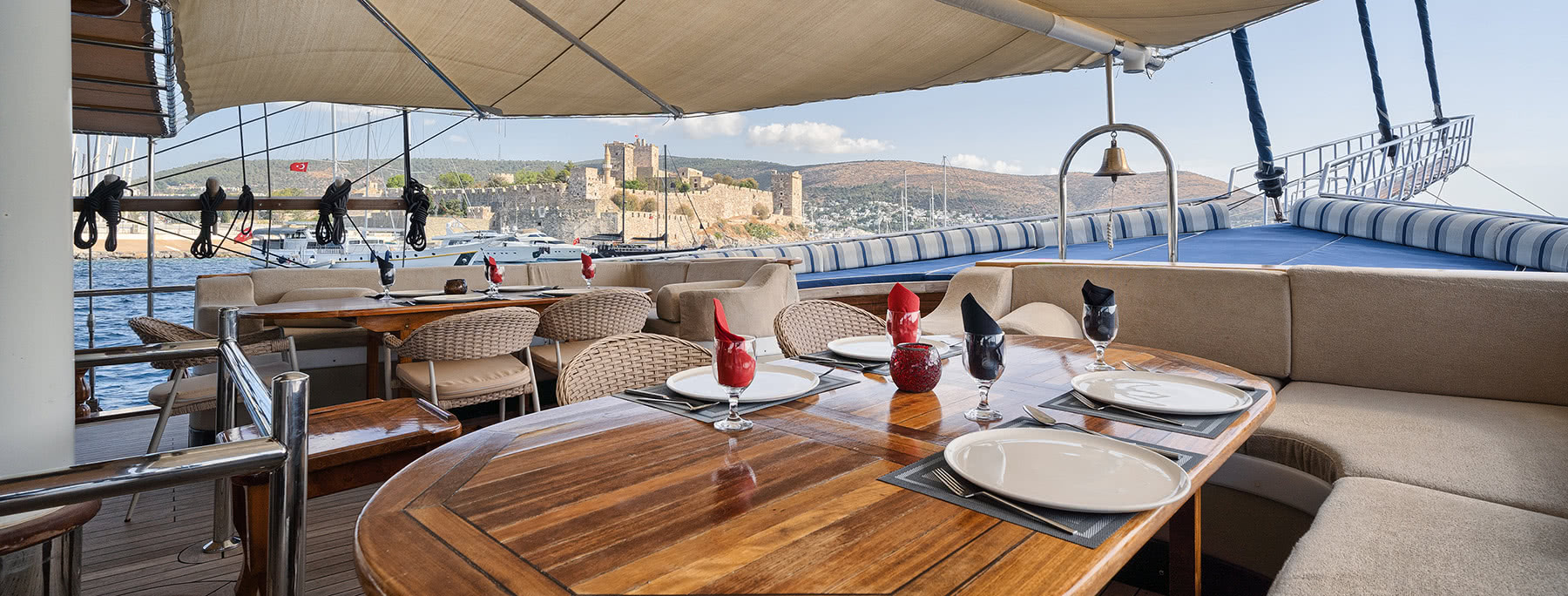 Gedeckter Tisch auf der Gulet Admiral mit Blick auf das Johanniter Castle in Bodrum