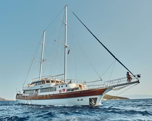 Frontansicht der Boreas im blauen Wasser