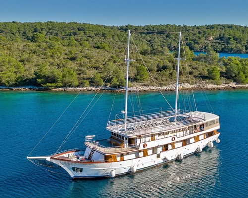 Luftaufnahme von dem Deluxe Motorsegler Magellan in Kroatien