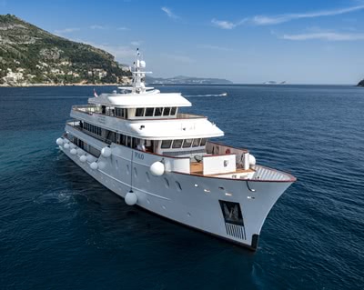 Seitlich frontale Außenansicht der luxuriösen Motoryacht MS Yolo in Kroatien