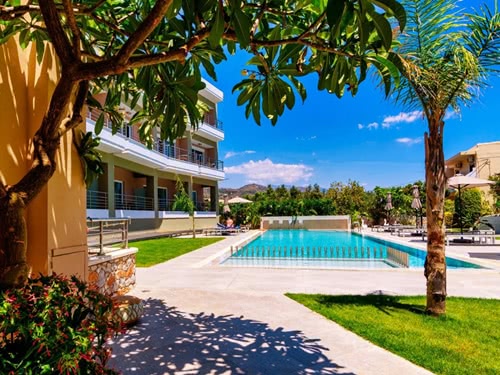 Außenansicht mit Pool Hotel Relax in Paleochora