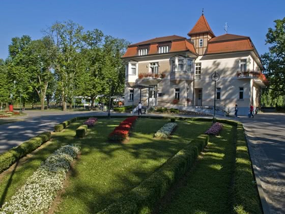 Außenansicht von Hotel und Garten