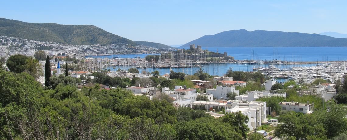 Blick auf die Stadt Bodrum, den Hafen und die Burg von Bodrum