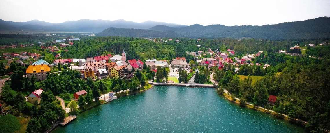 Luftaufnahme über den See und das Dorf Fuzine, mit Bergen im Hintergrund