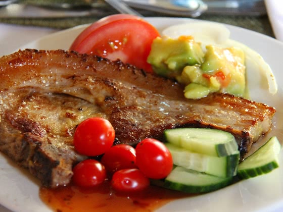 Nahaufnahme eines Tellers mit Fleisch und Gemüse