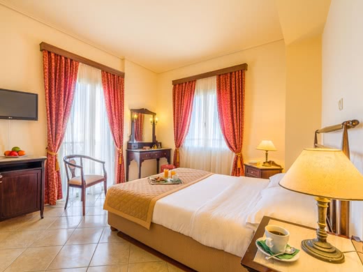 Hotelzimmer mit Doppelbett