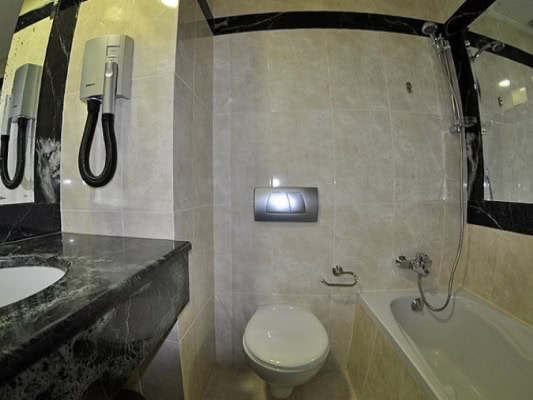 Hotelbadezimmer mit Badewanne