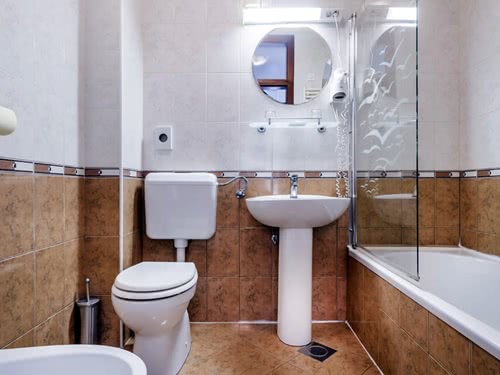 Hotelbadezimmer mit Badewanne