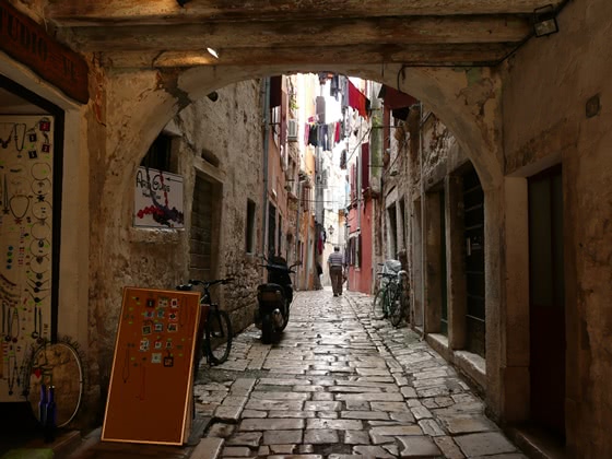 Bogengang in einer kleinen Gasse in der istrischen Altstadt