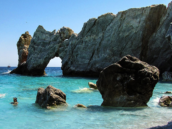 Felsiger Klippenstrand auf Skathios
