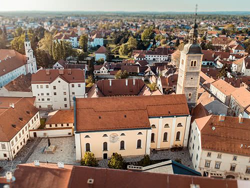 Luftaufnahme der barocken Kathedrale von Varazdin