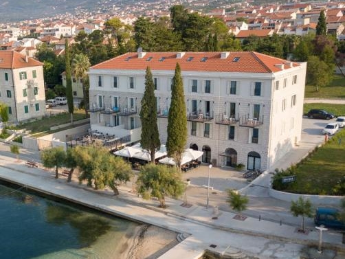 Außenansicht Hotel Stacija in Kastela nähe Trogir, Kroatien