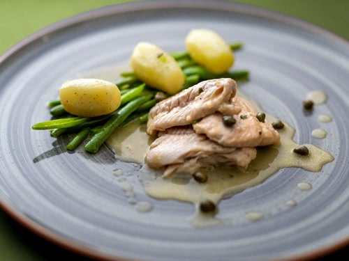 Teller mit Fisch, Bohnen und Kartoffeln