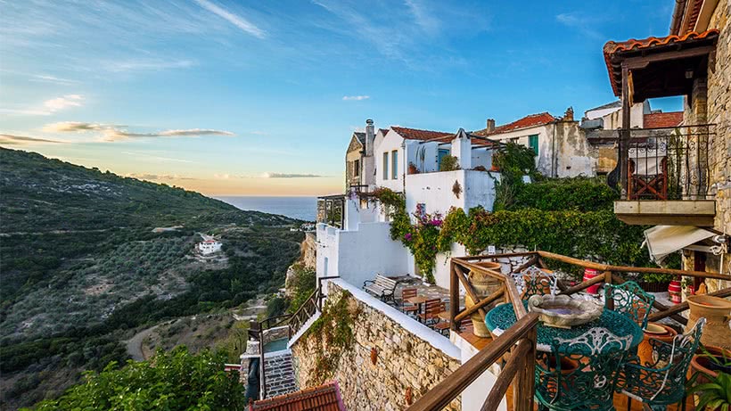 Blick von einer Hausterrasse im Hauptort Chora über die Insel Alonissos, Griechenland