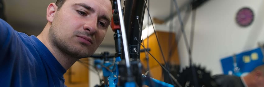 Mann mit Werkzeug repariert Fahrrad