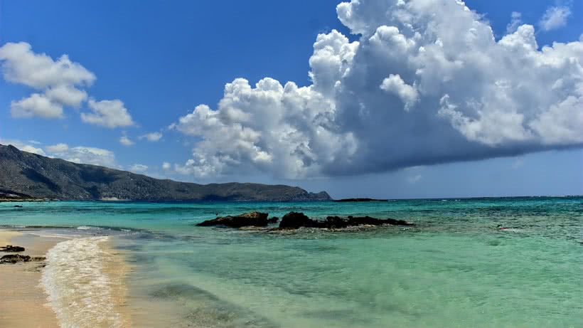 Türkisfarbenes Meer und weißer Sandstrand