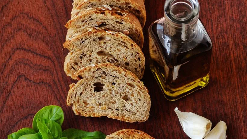 Geschnittenes Brot und Olivenöl