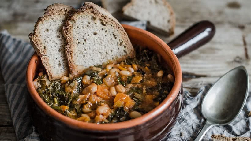 Schüssel mit Eintopf und Brot