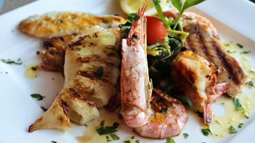 Teller mit Fisch und Scampi