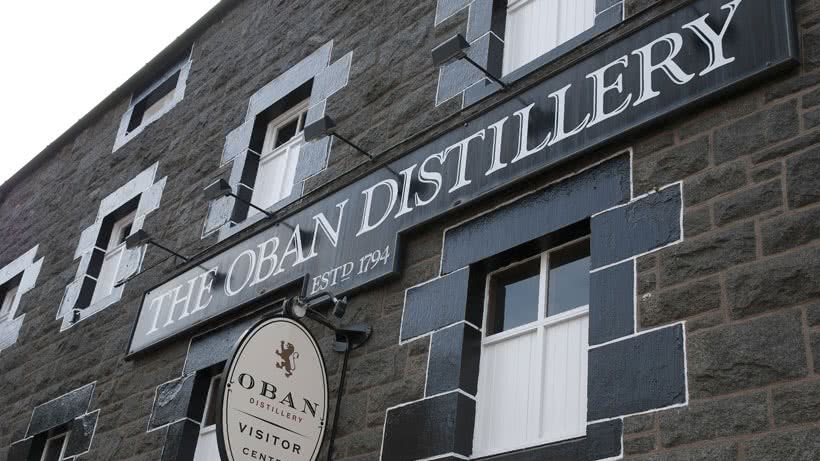 Steingebäude mit Schild der Oban Distillery
