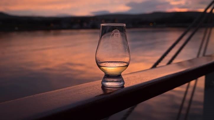 Schottischer Whisky auf Reling in Abendlicht